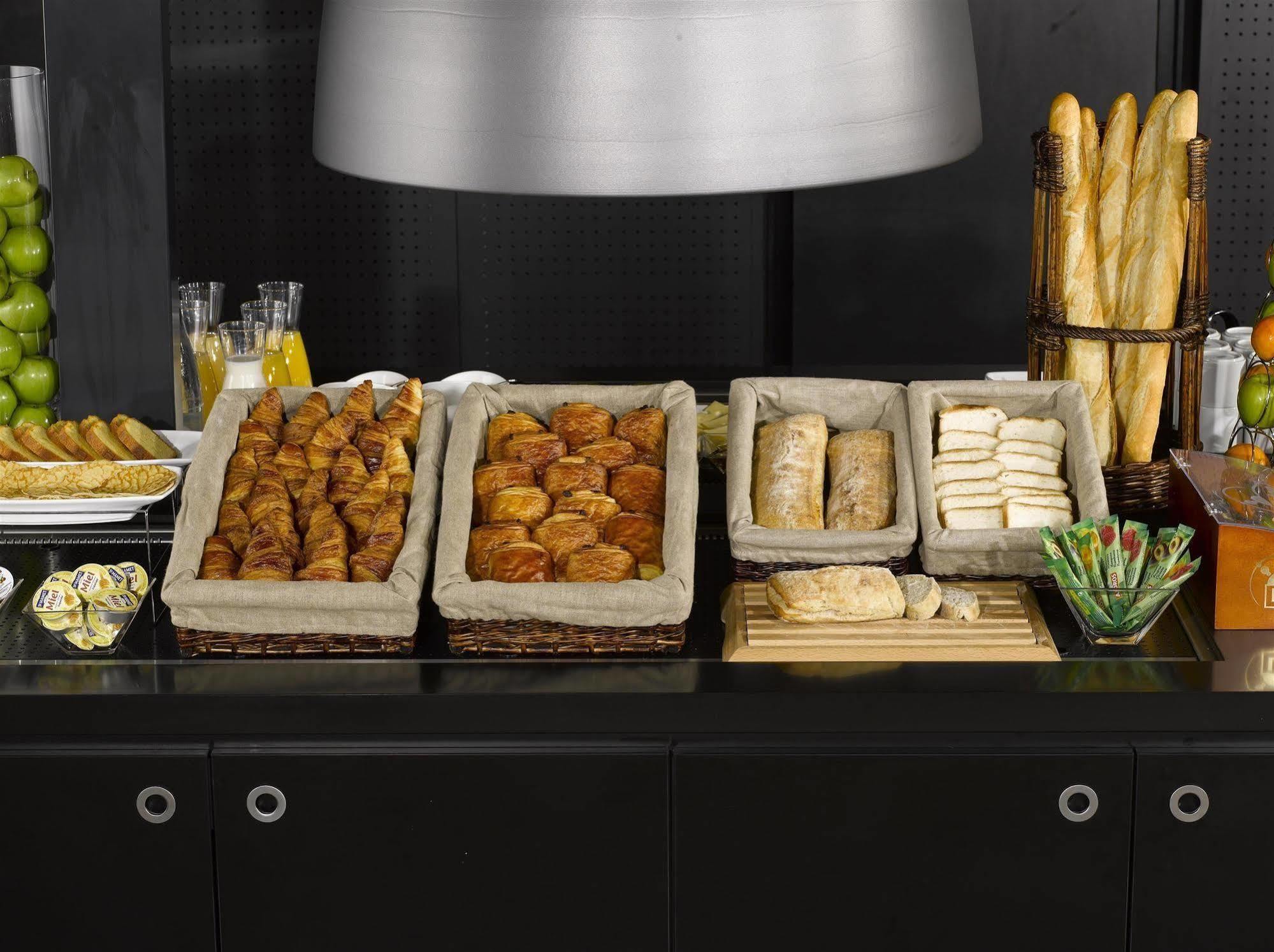 Brit Hotel Confort Nancy ลูเนวิลล์ ภายนอก รูปภาพ