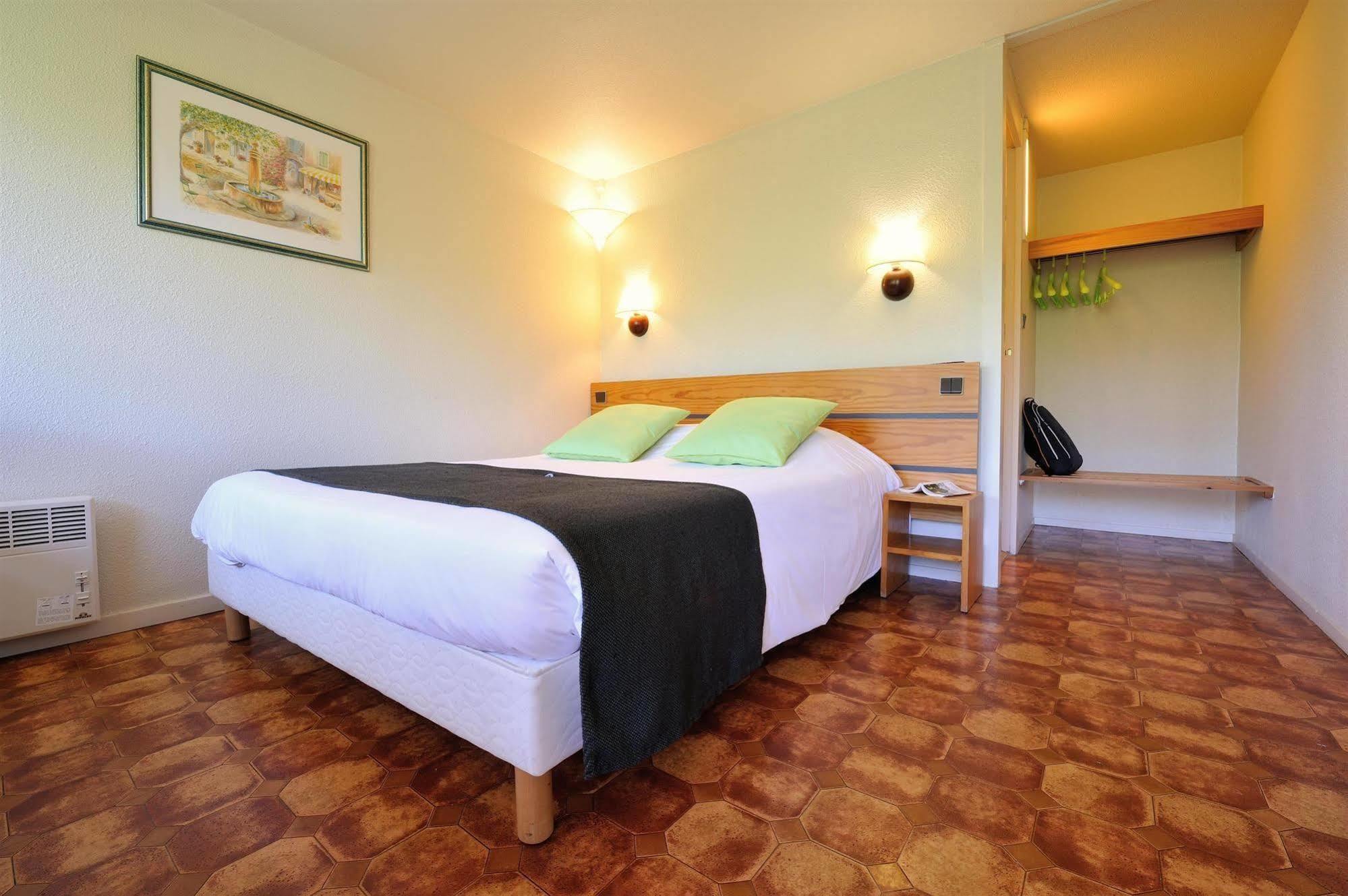 Brit Hotel Confort Nancy ลูเนวิลล์ ภายนอก รูปภาพ